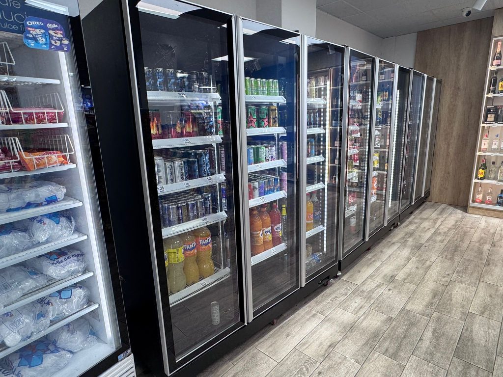 Interior del Estanco Miraflores con productos de alimentación, tabaco y servicios varios disponibles 24 horas, en el barrio de Miraflores, Sevilla.