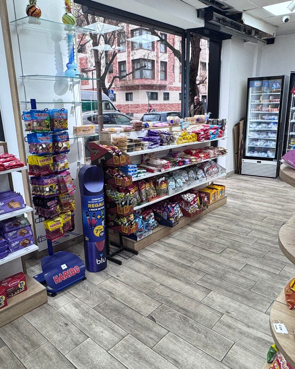 Tienda de alimentación 24h en el barrio de Miraflores, Sevilla, abierta de noche para compras urgentes