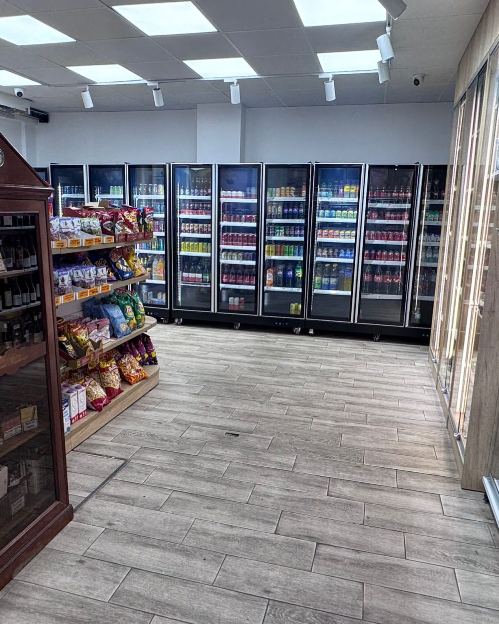 Interior de tienda 24 horas en Sevilla con estantes organizados de productos de alimentación, higiene y bebidas